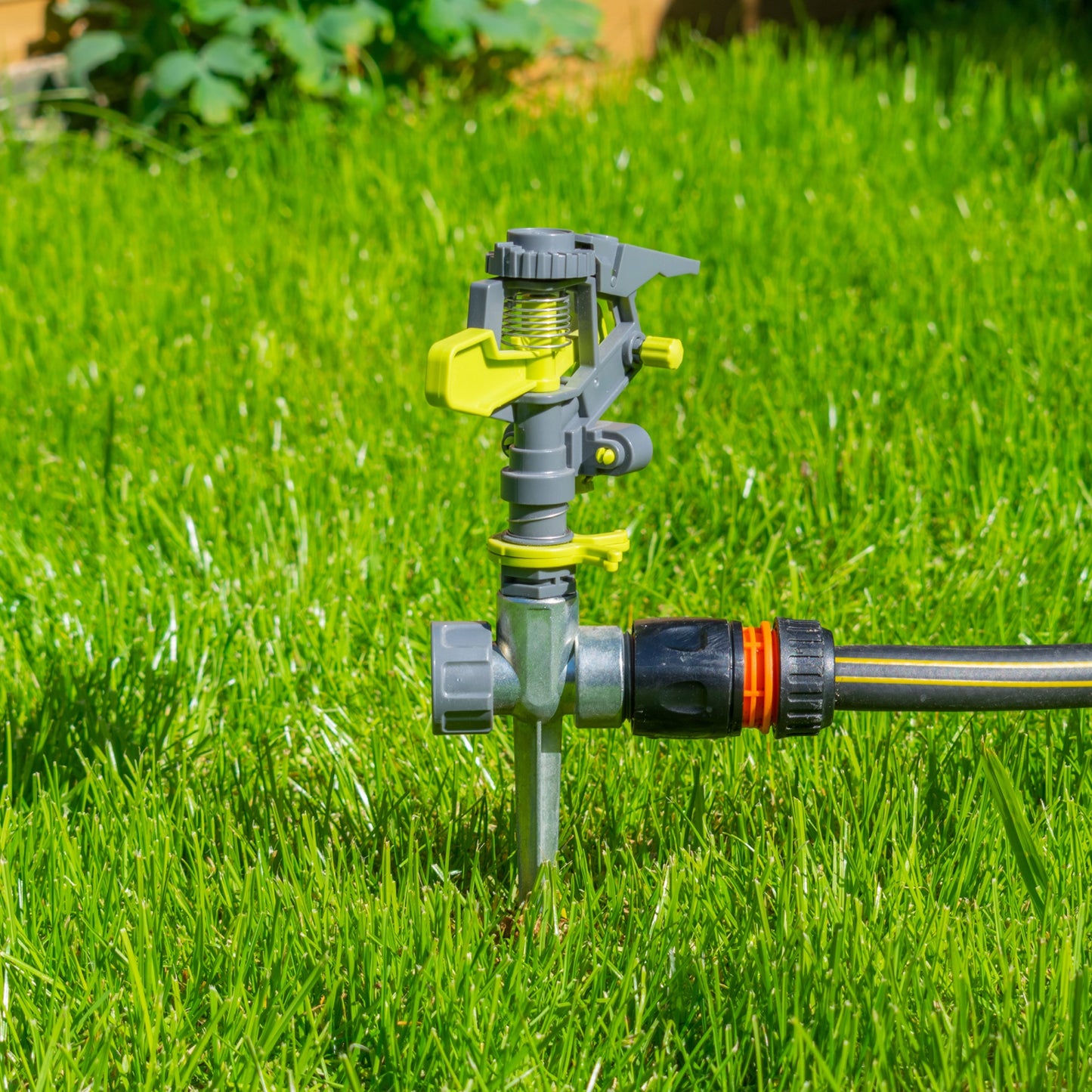 Pulsating Sprinkler on Spike, Lime line
