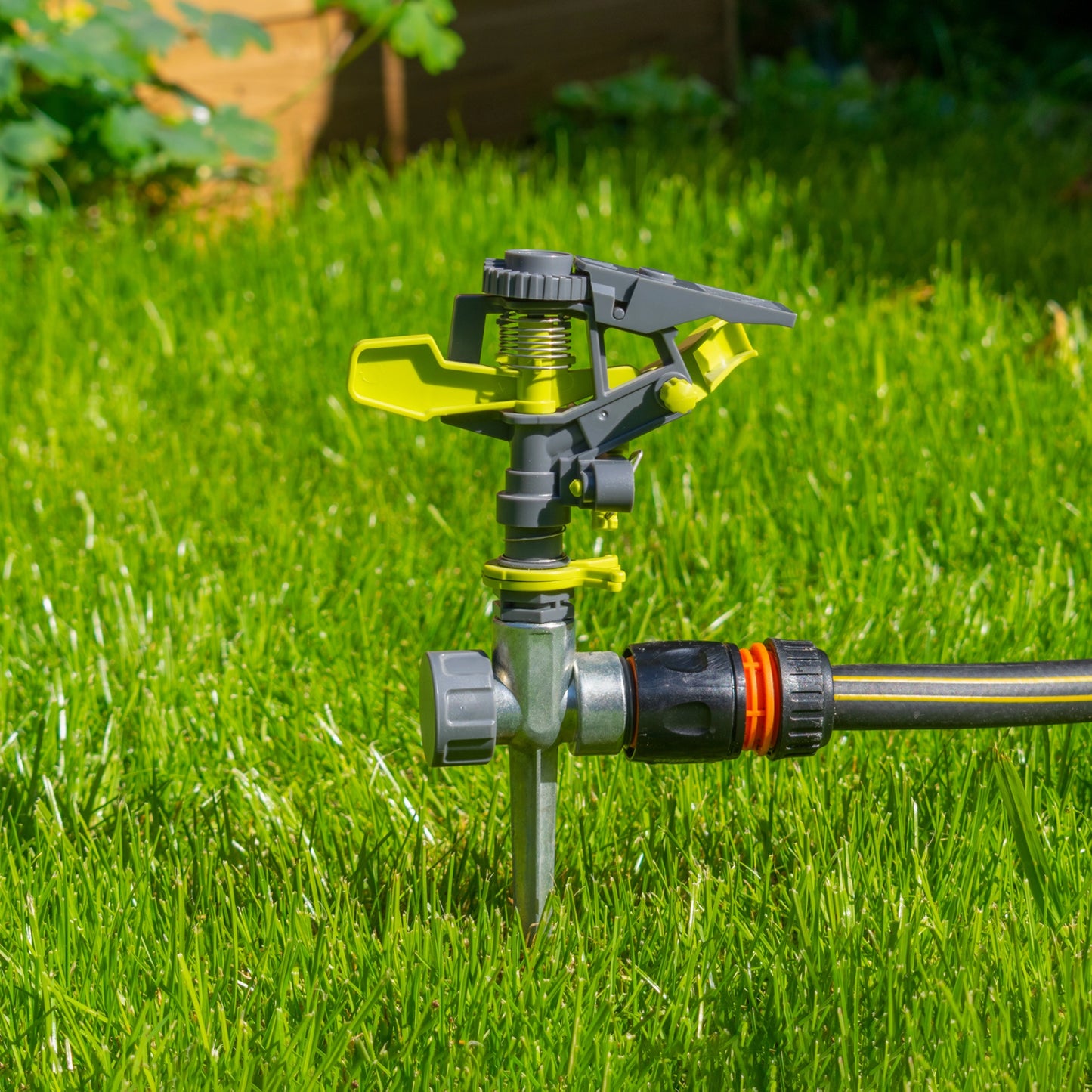 Pulsating Sprinkler on Spike, Lime line