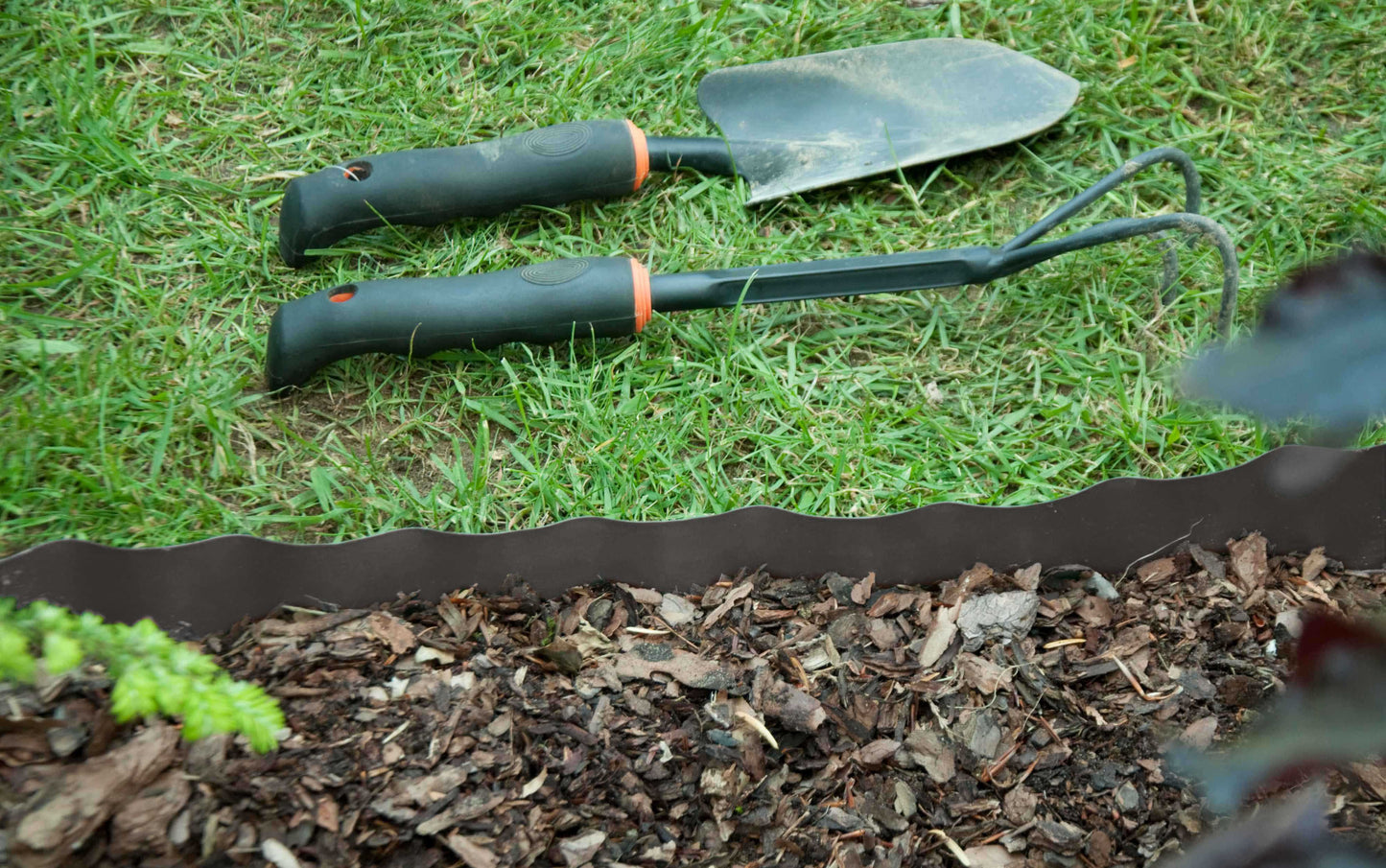 Dark Grey Crinkled Flexible Lawn Edging, 25cm Height